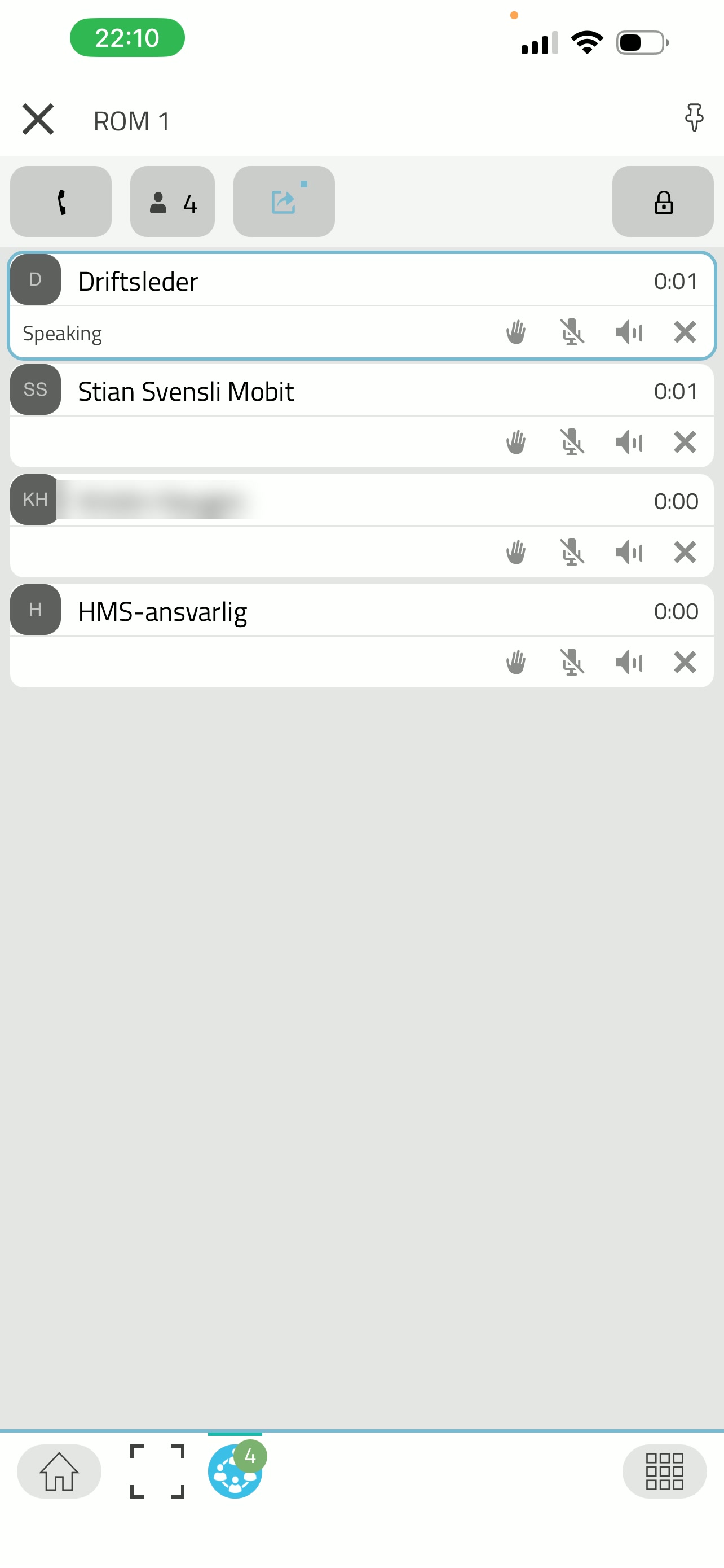 Konferanseleder-app som viser fire deltakere i et pågående møte, med mulighet til å mute eller fjerne enkeltpersoner